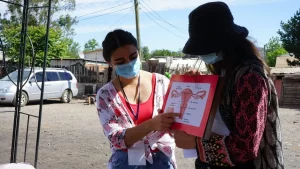 Dos mujeres con enseñando con un cartel